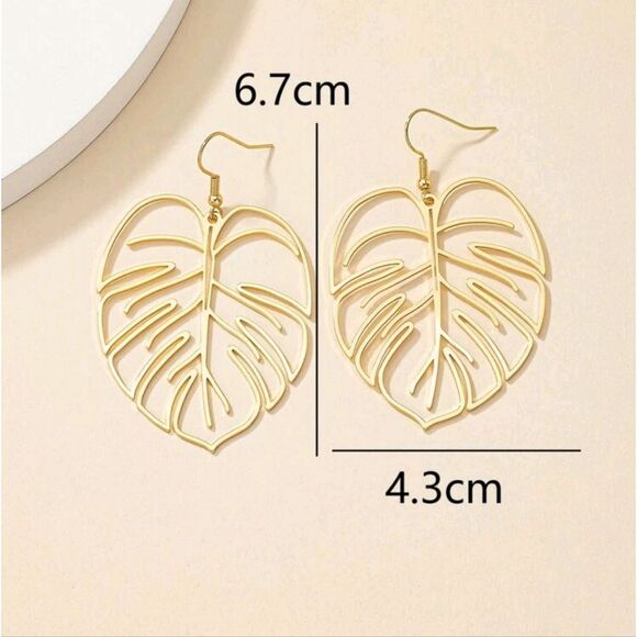 5/$25 Gold Color Leaf Earrings. Leaf Statement Earrings - Picture 6 of 7